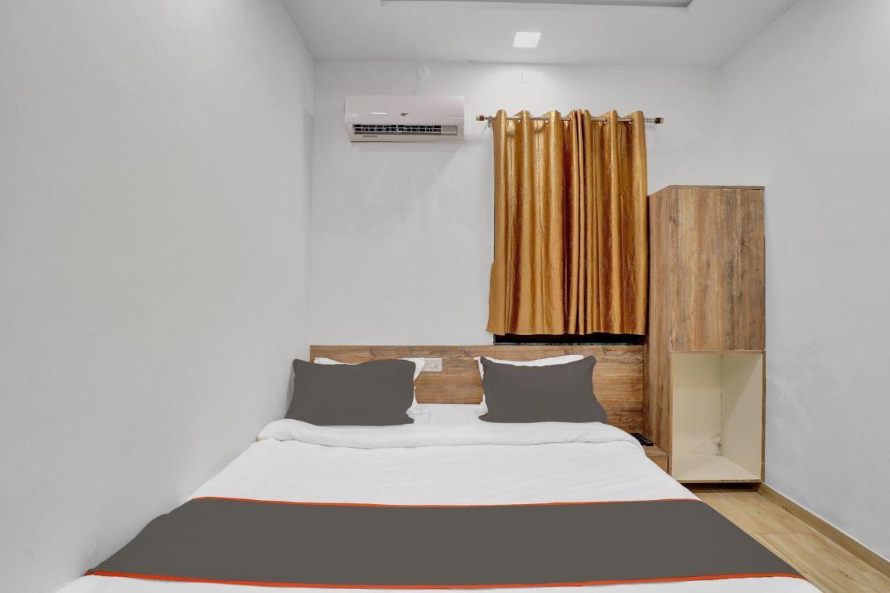 Collection O 83344 Hotel New River Rajkot Exterior foto