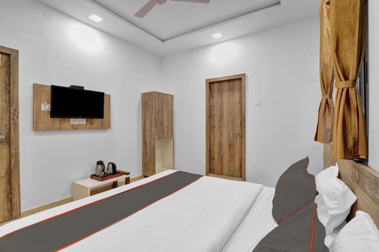 Collection O 83344 Hotel New River Rajkot Exterior foto